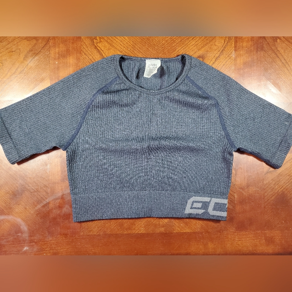 ECHT Comfort Arise Short Sleeve Navy Crop Top size Medium